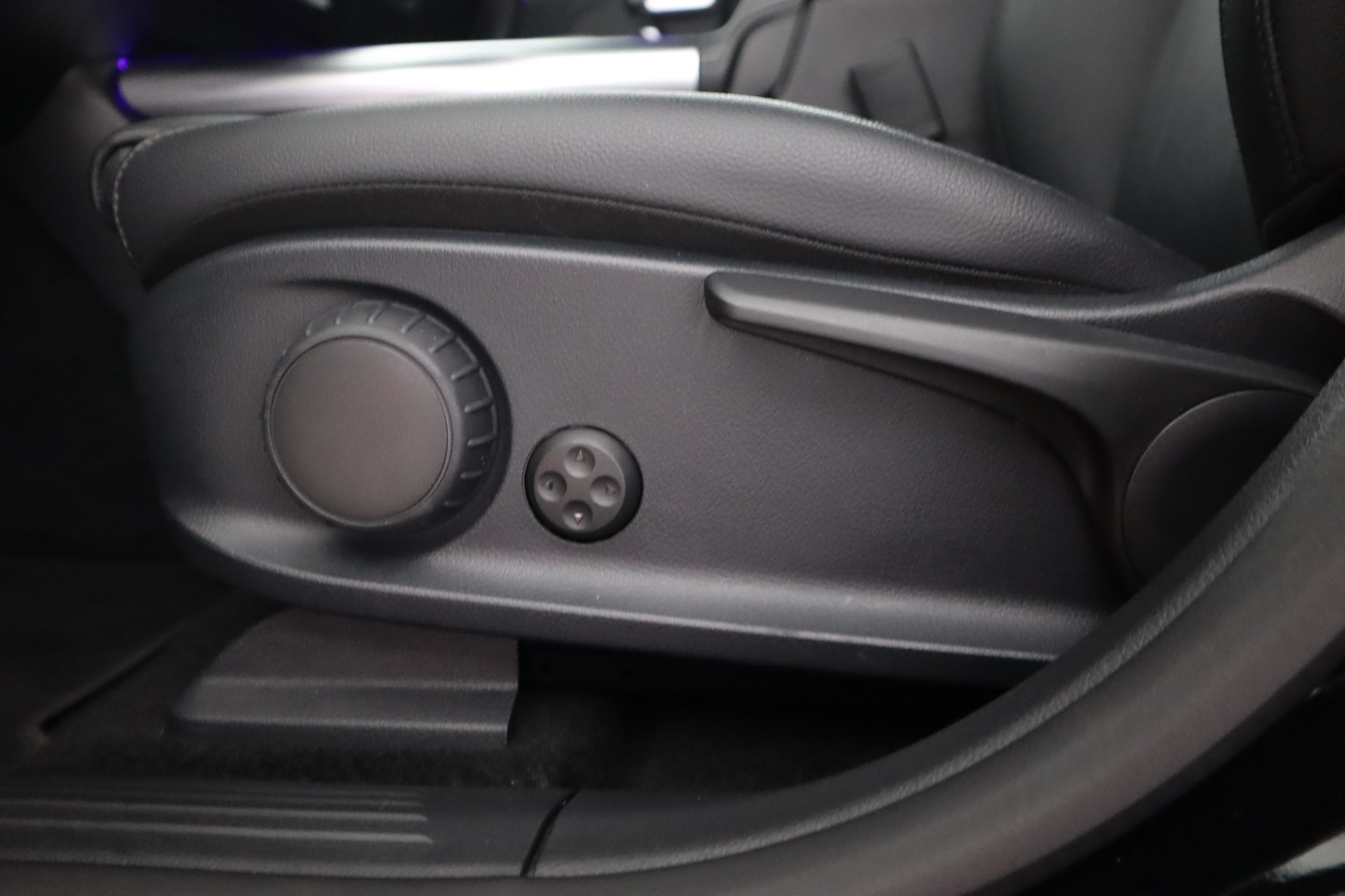 MERCEDES-BENZ EQA 2023