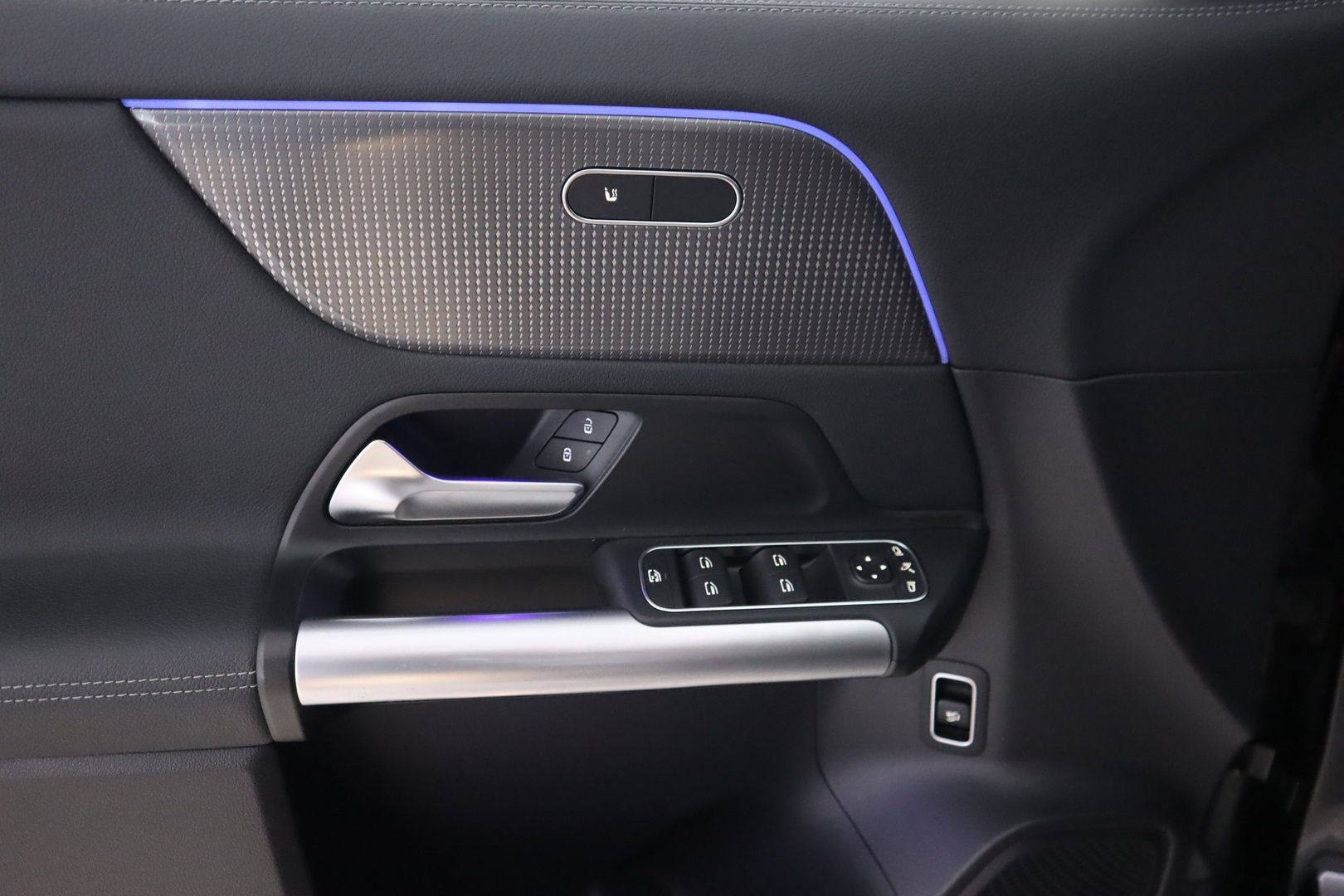 MERCEDES-BENZ EQA 2023
