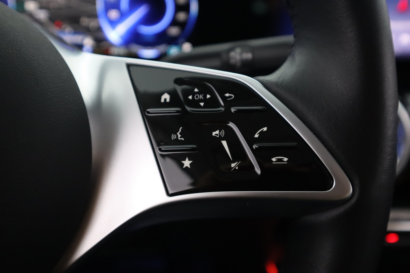 MERCEDES-BENZ EQA 2024