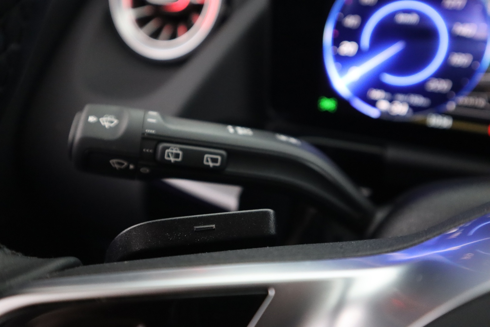 MERCEDES-BENZ EQA 2024