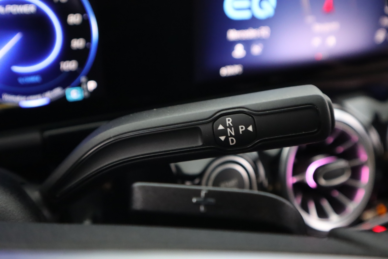 MERCEDES-BENZ EQA 2024