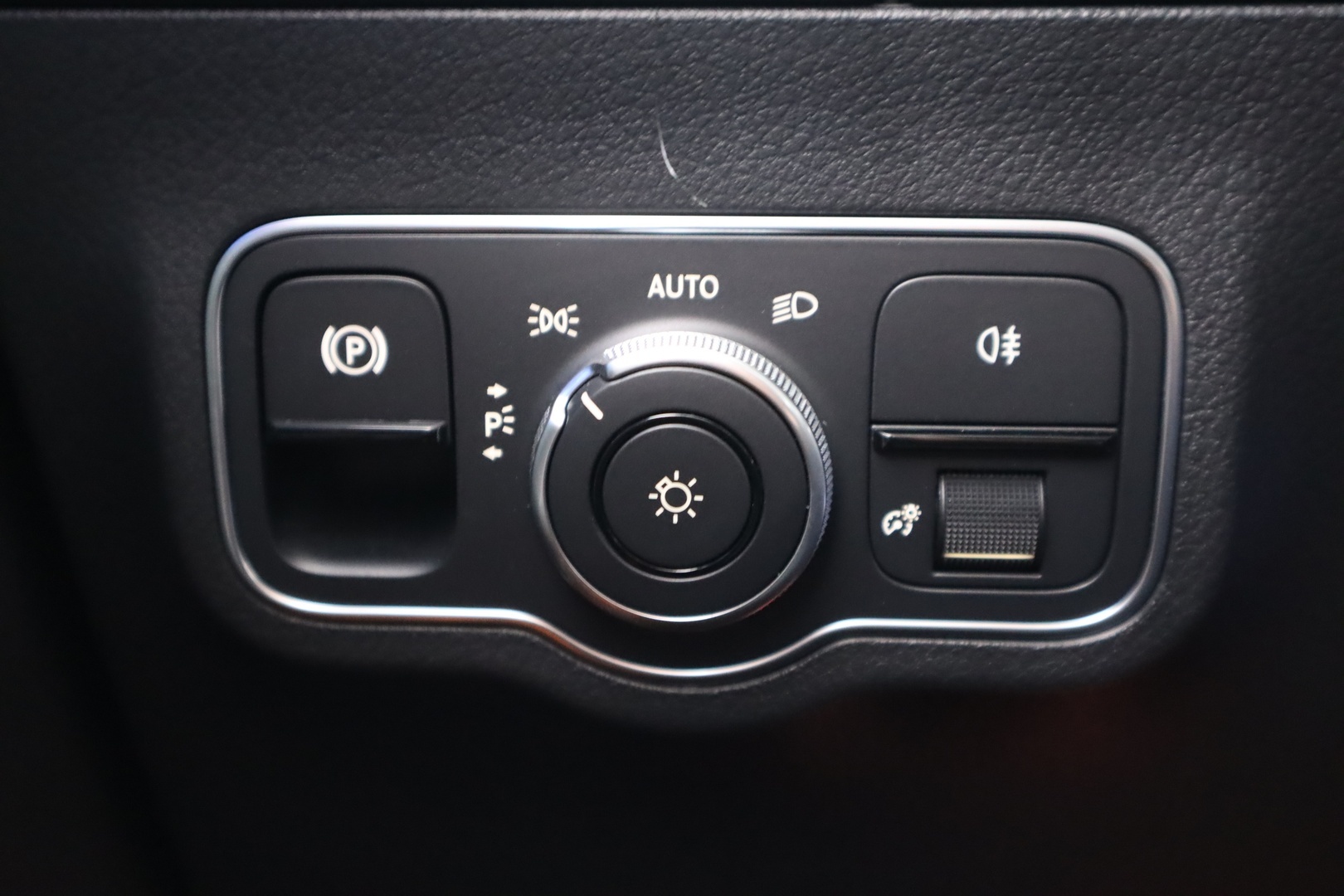 MERCEDES-BENZ EQA 2024