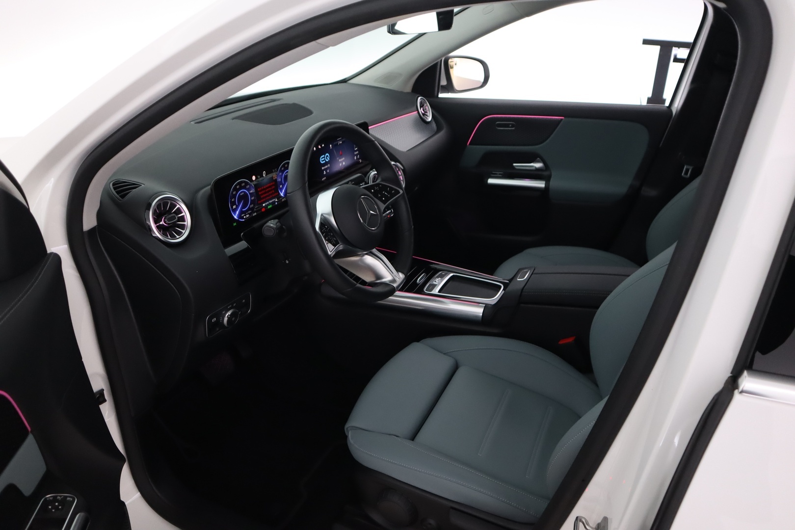 MERCEDES-BENZ EQA 2024