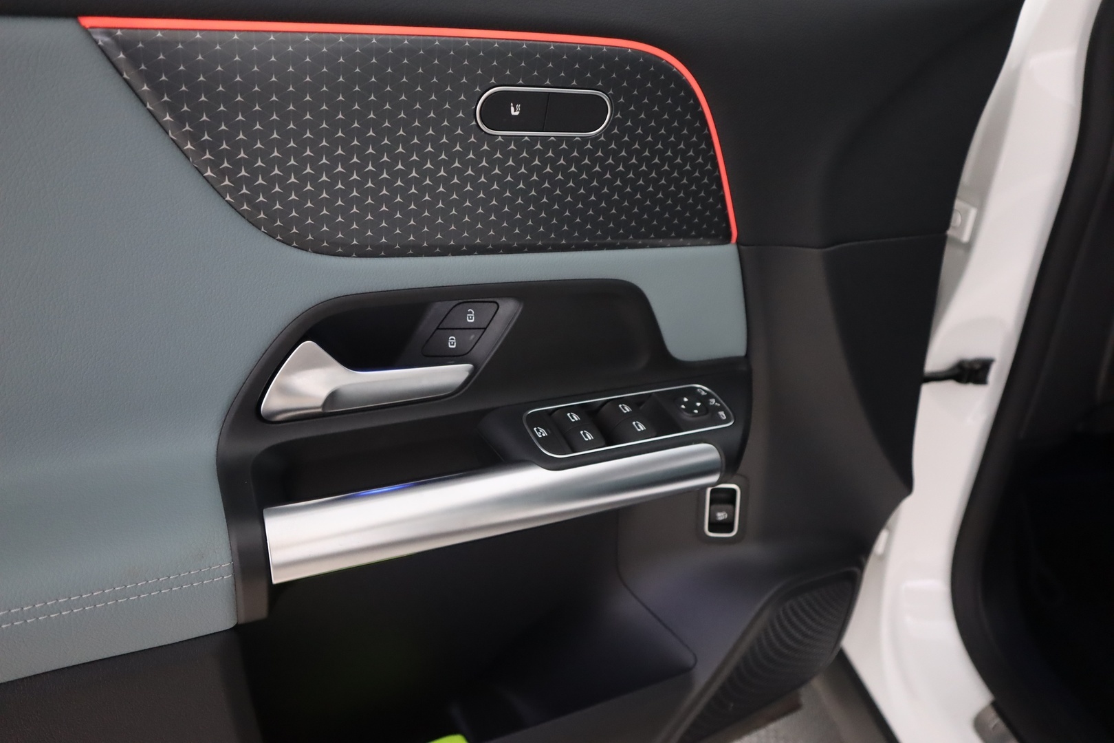 MERCEDES-BENZ EQA 2024