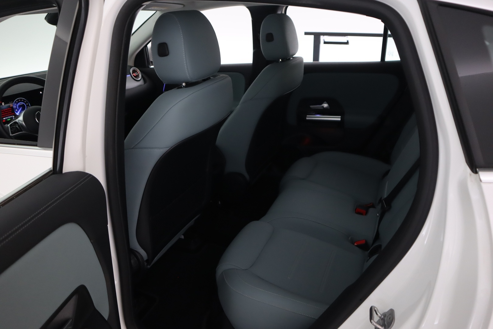 MERCEDES-BENZ EQA 2024