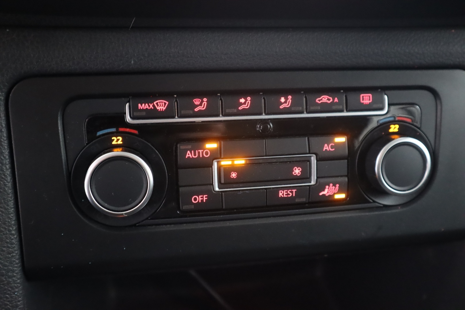 VOLKSWAGEN Amarok 2011