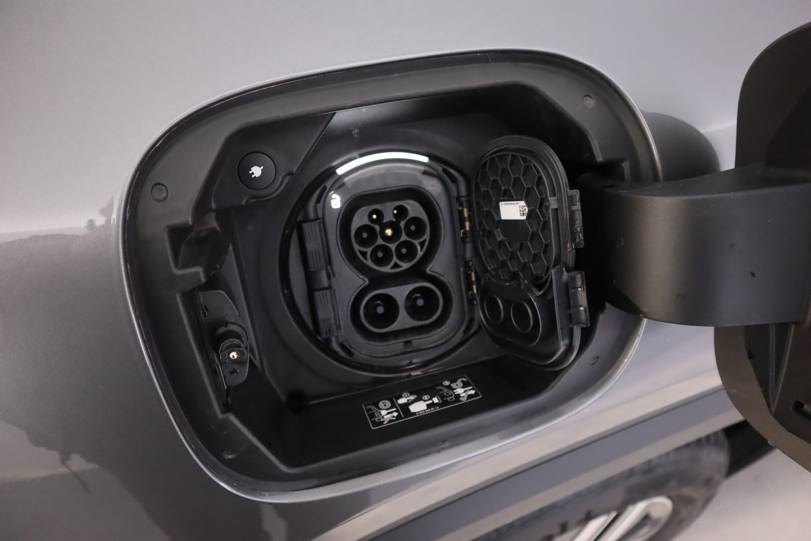 MERCEDES-BENZ EQA 2023