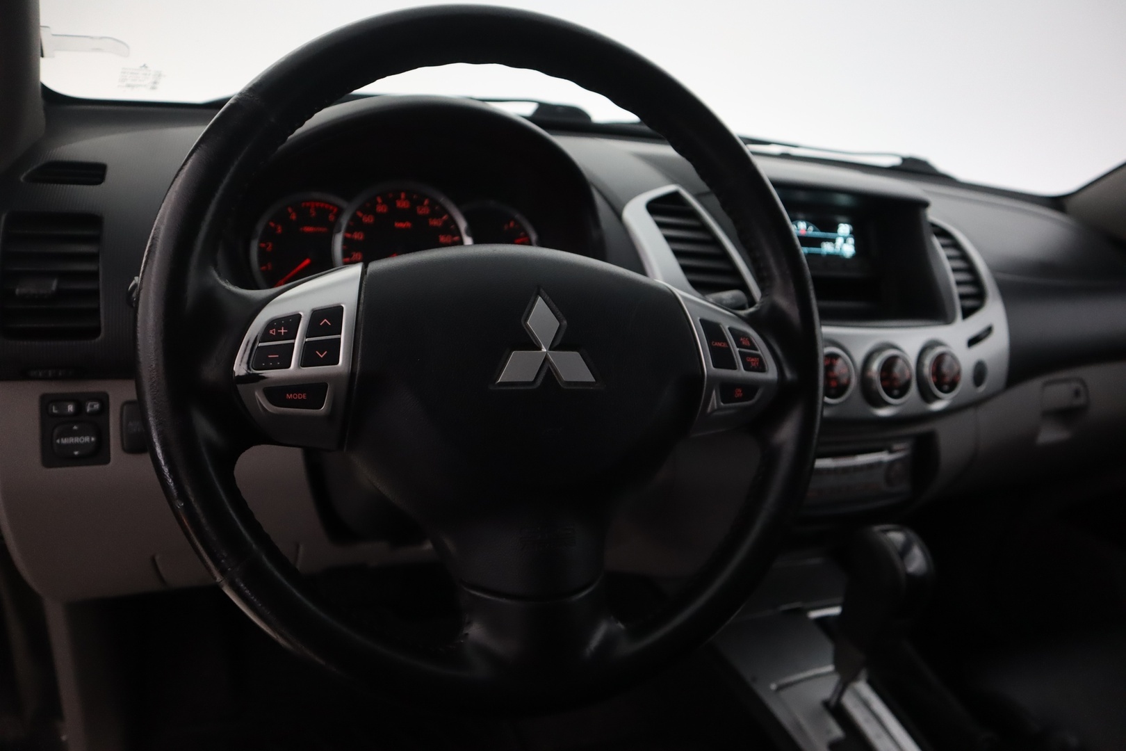 MITSUBISHI L200 2011