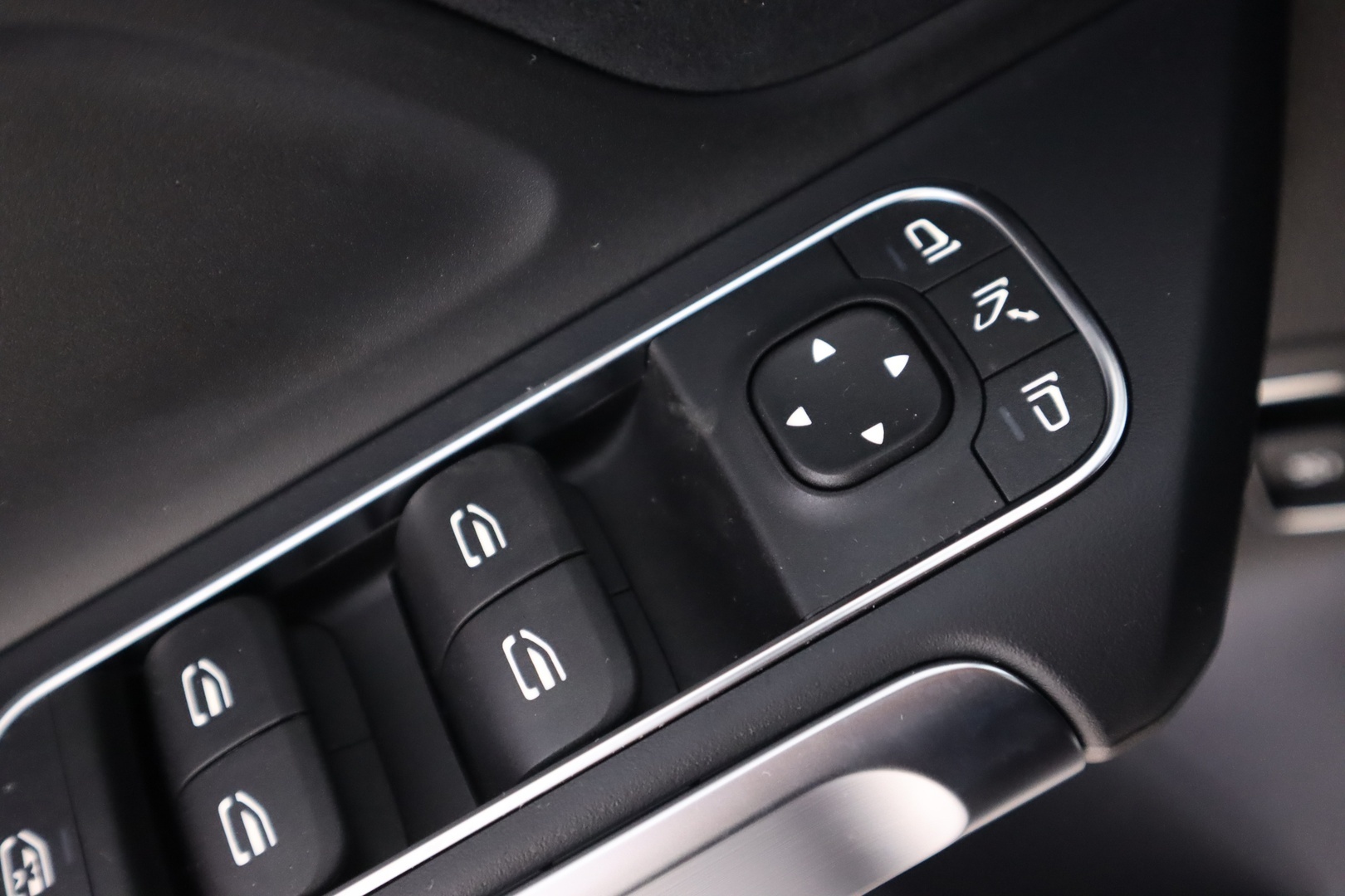 MERCEDES-BENZ EQB 2026