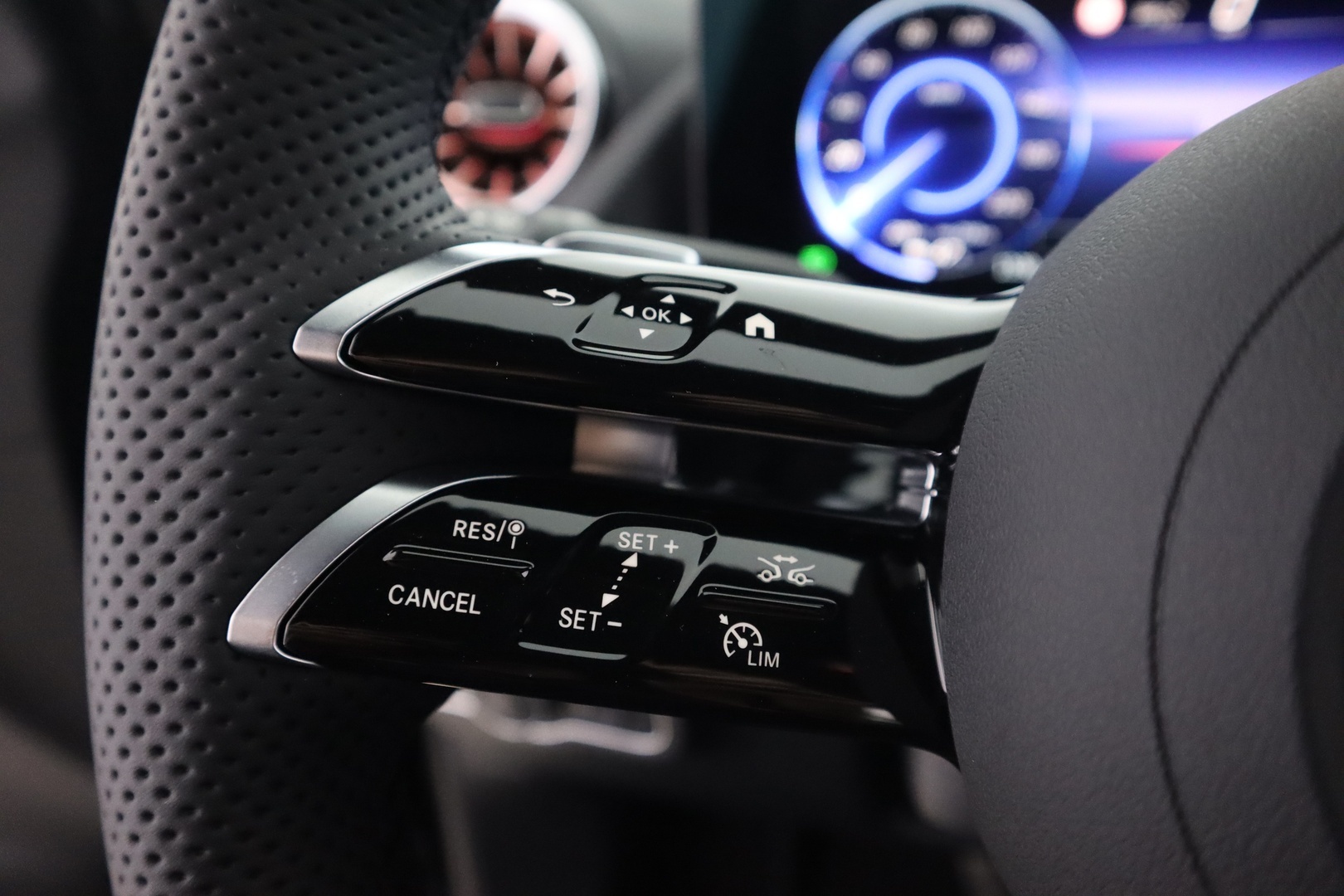 MERCEDES-BENZ EQA 2026