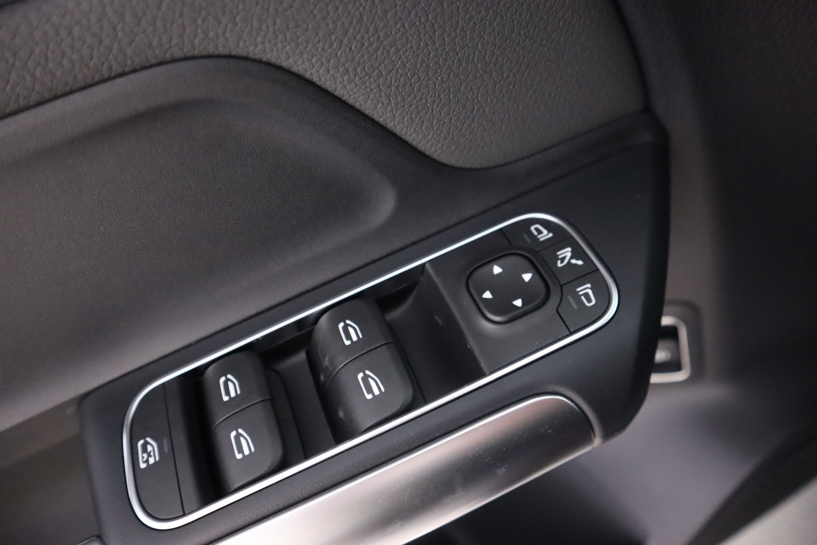 MERCEDES-BENZ EQA 2026