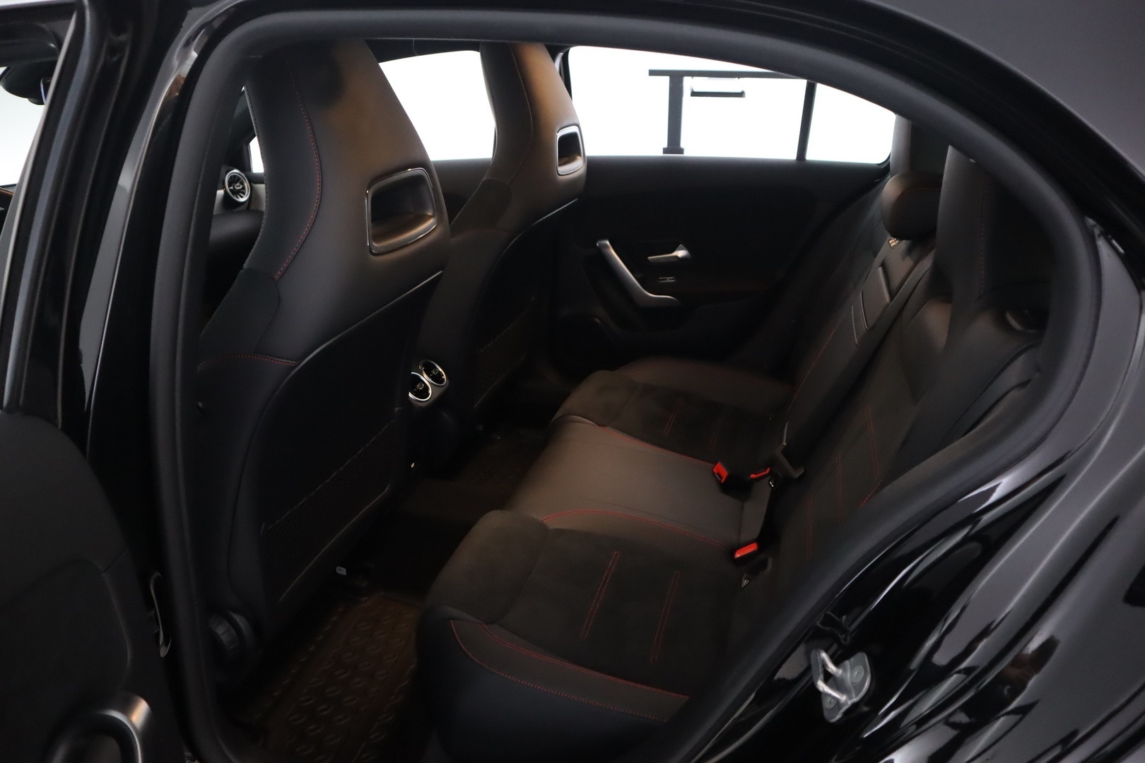 MERCEDES-BENZ A 2023