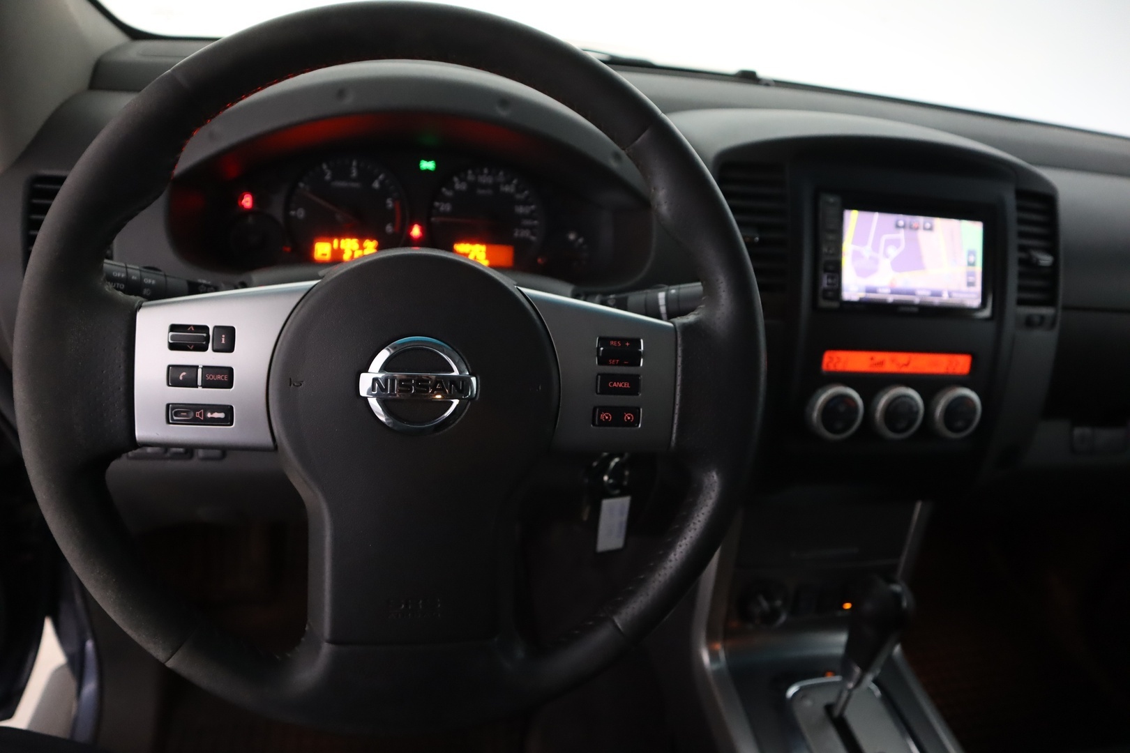 NISSAN Navara 2011