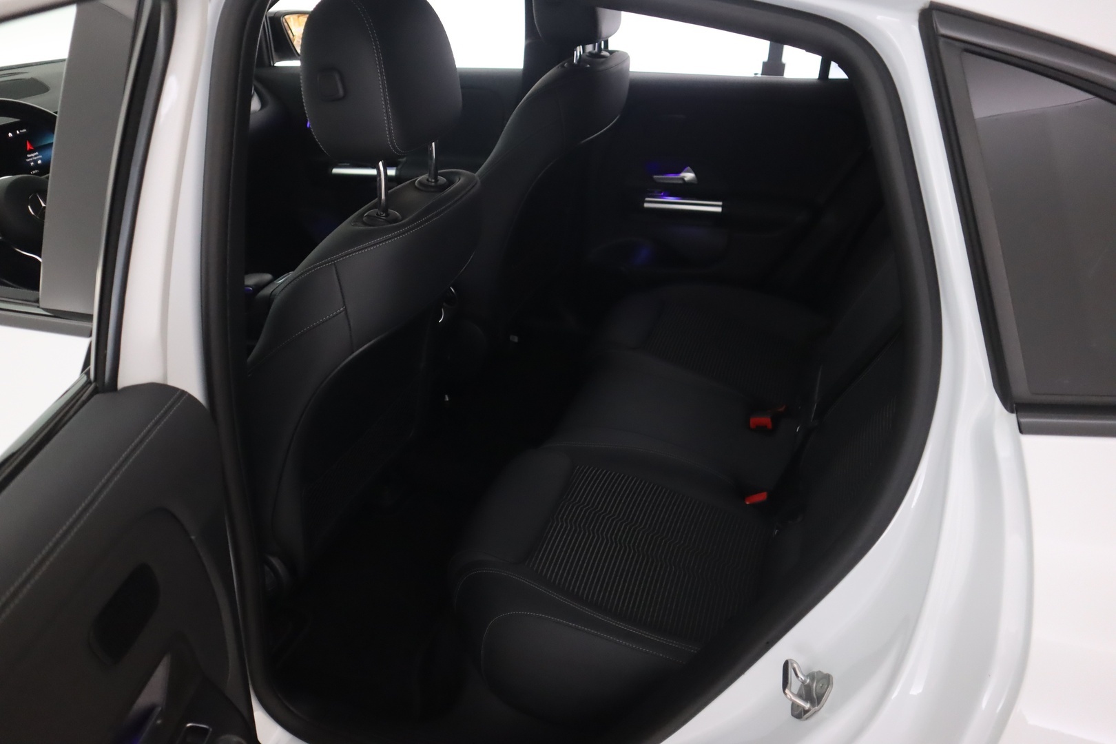 MERCEDES-BENZ EQA 27