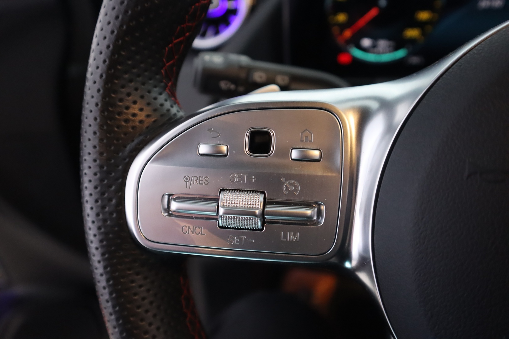 MERCEDES-BENZ EQA 2024