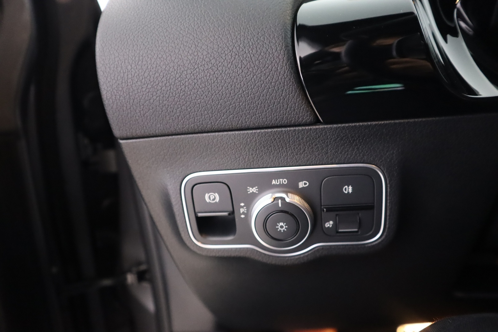 MERCEDES-BENZ EQA 2024