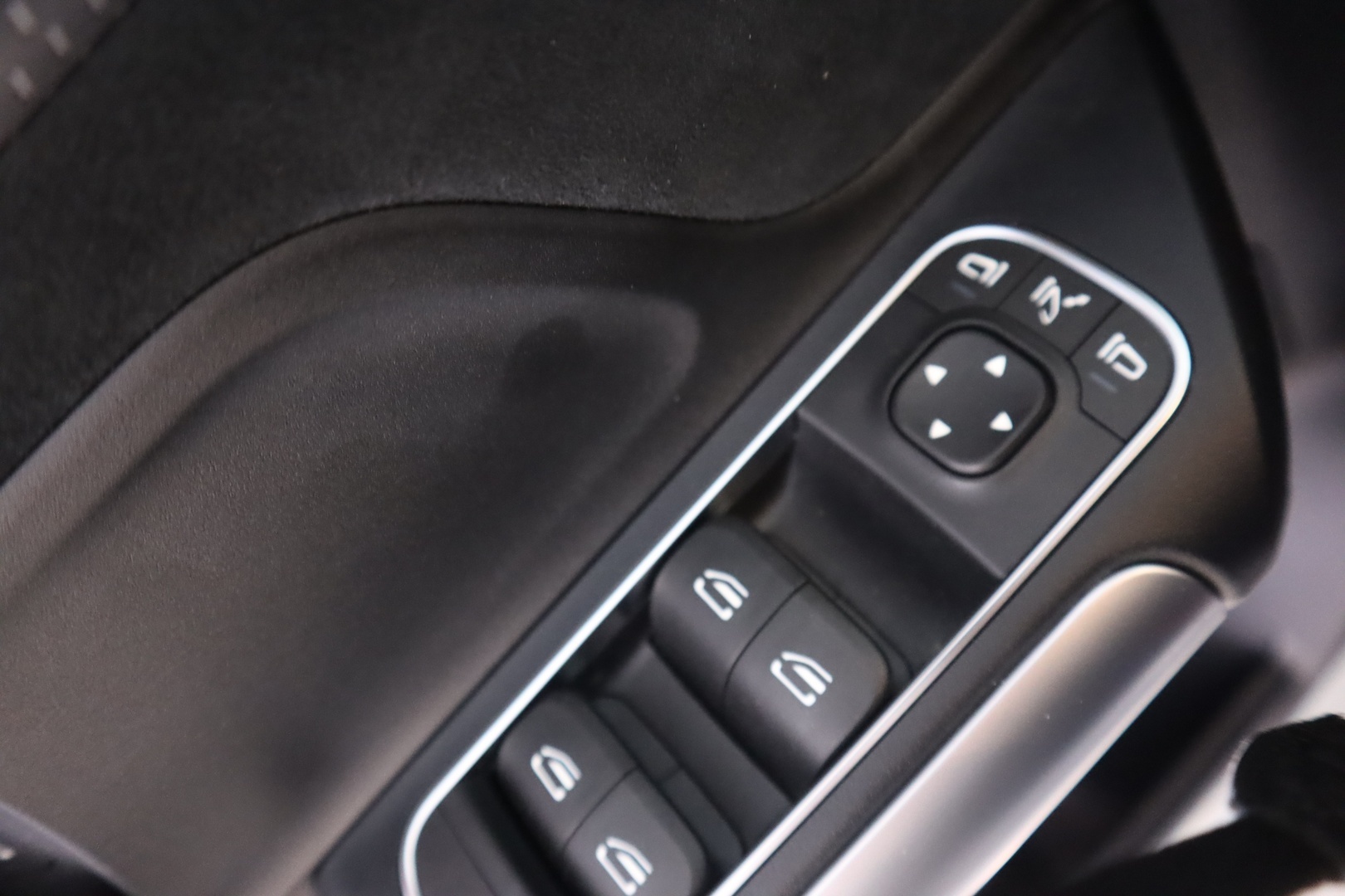 MERCEDES-BENZ EQA 2024