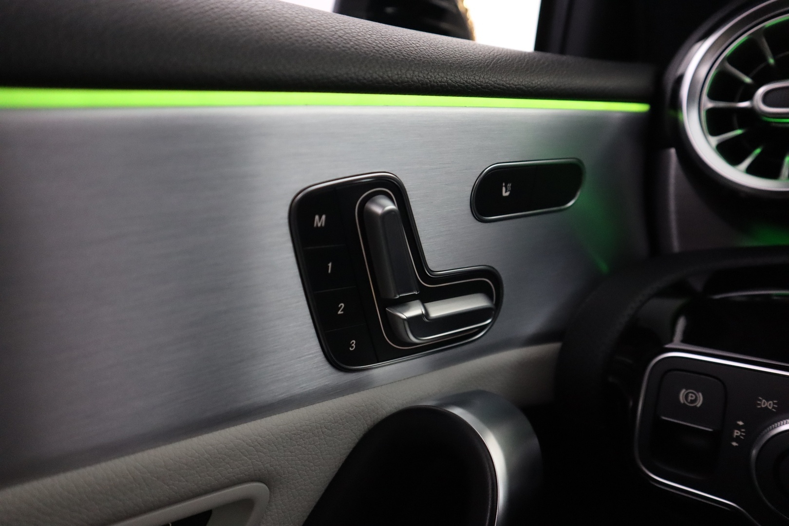 MERCEDES-BENZ A 2020