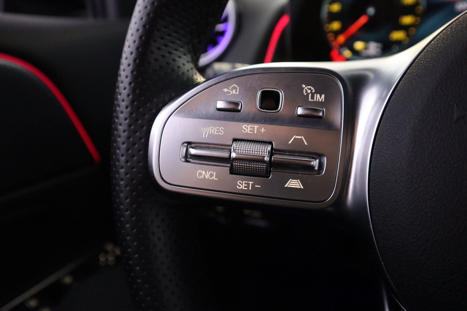 MERCEDES-BENZ EQB 2023