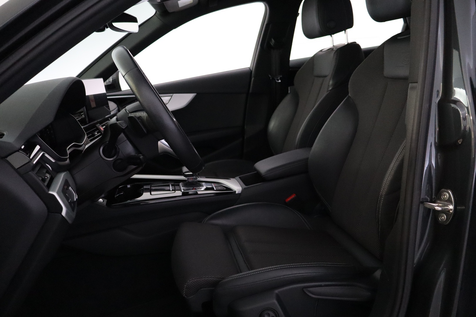 AUDI A4 2023
