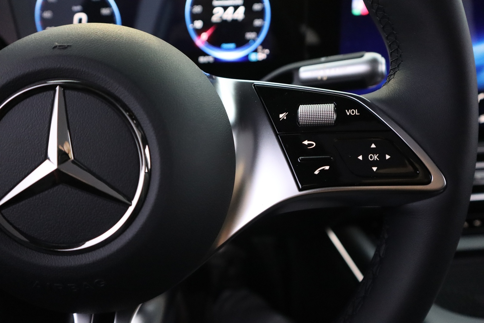 MERCEDES-BENZ GLB 2026