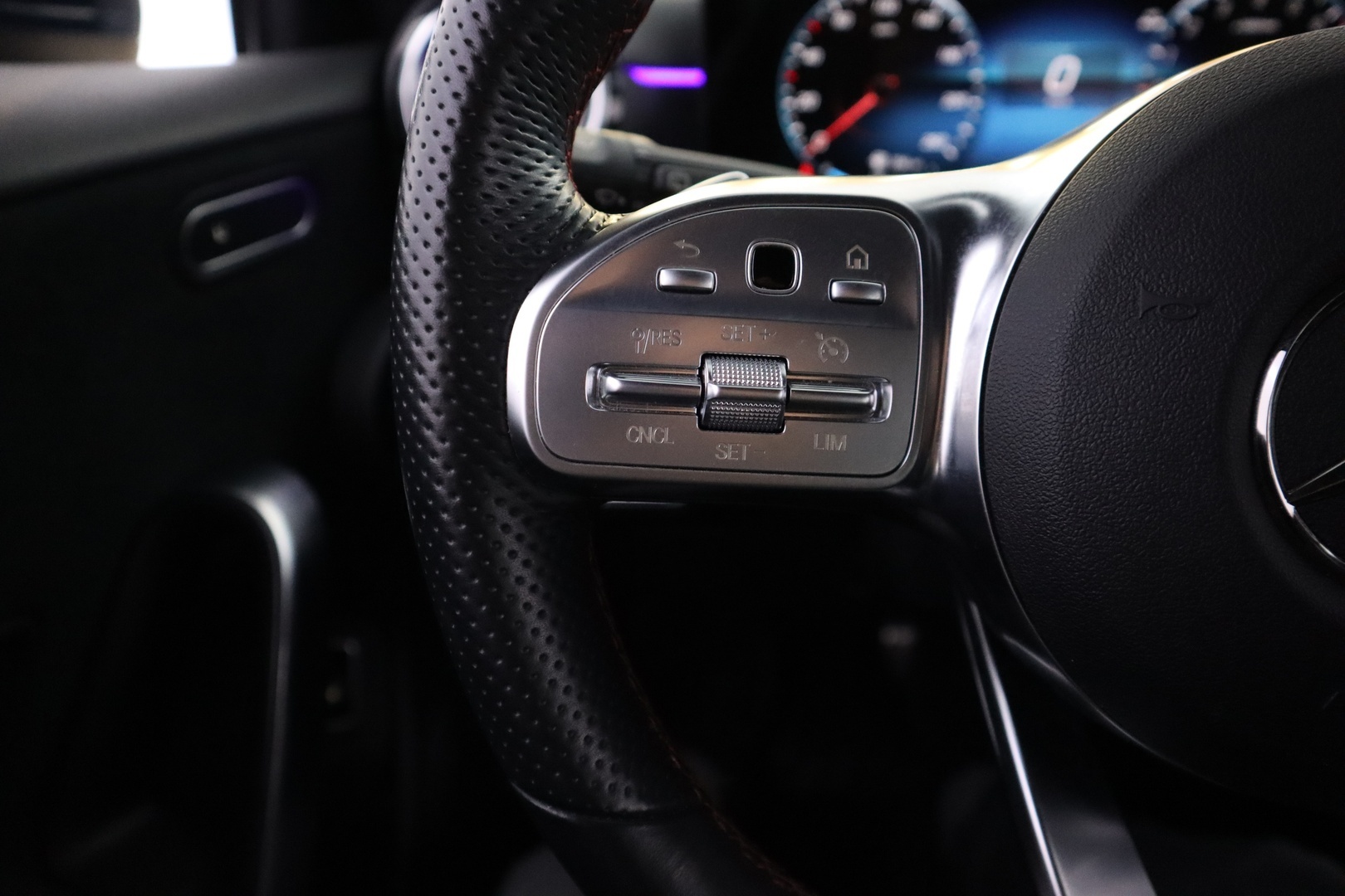 MERCEDES-BENZ A 2023