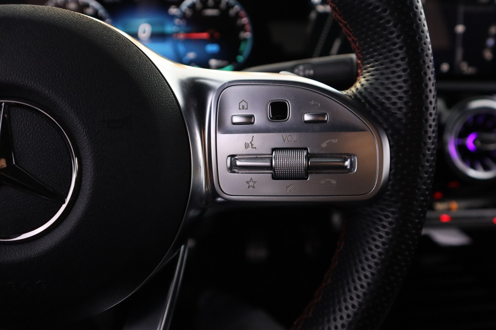 MERCEDES-BENZ A 2023