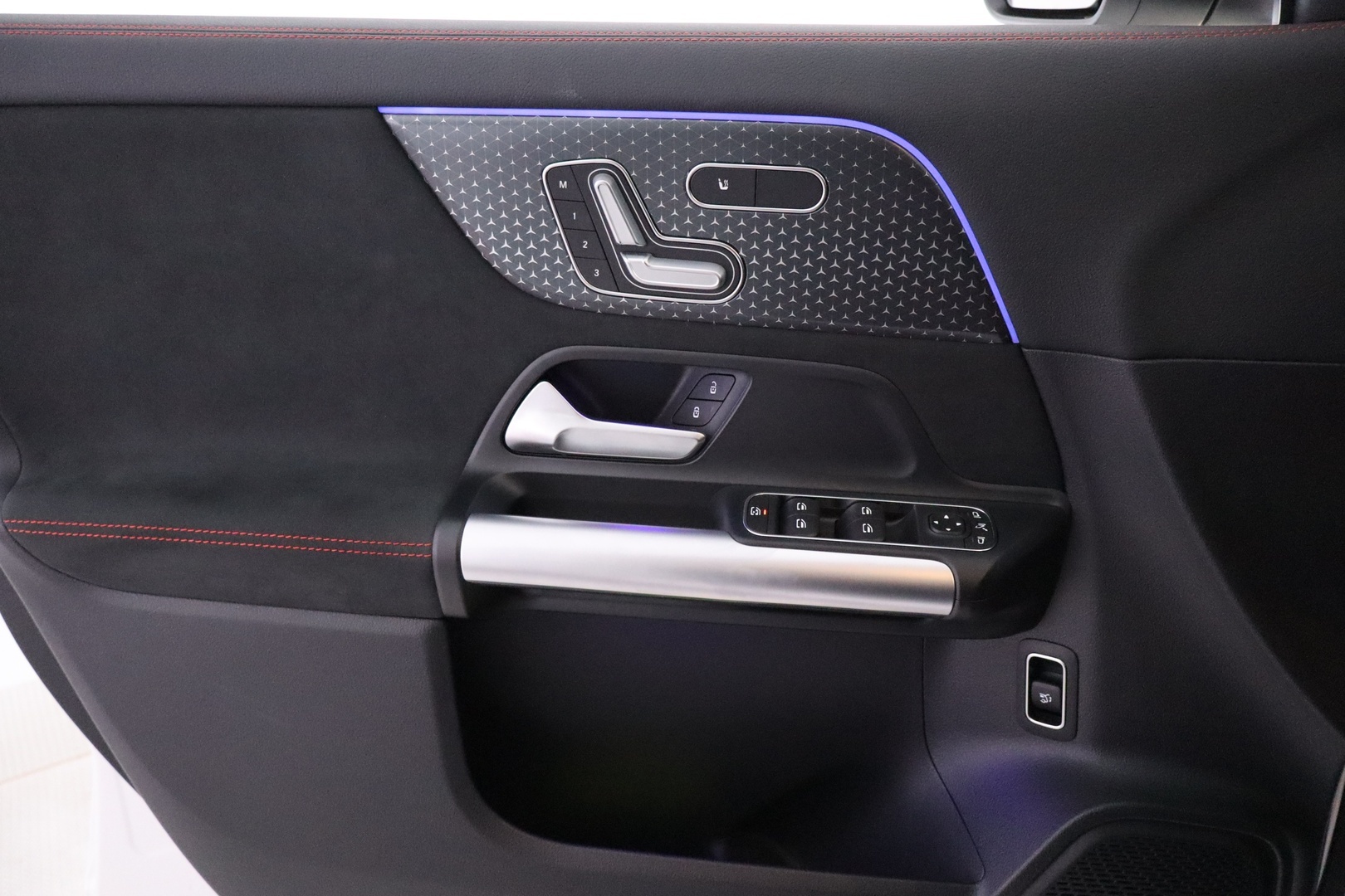 MERCEDES-BENZ EQA 2025