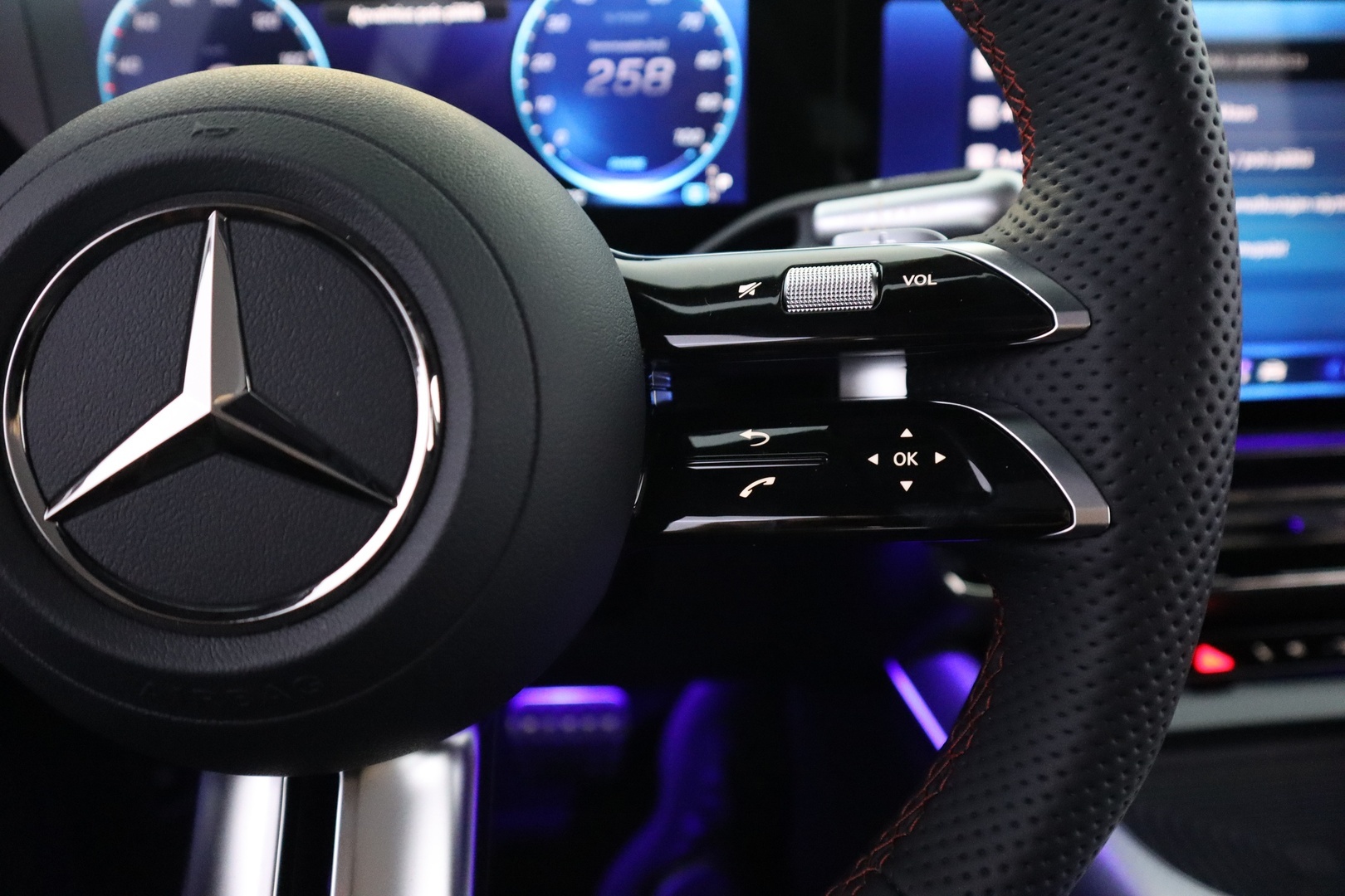 MERCEDES-BENZ GLB 2026
