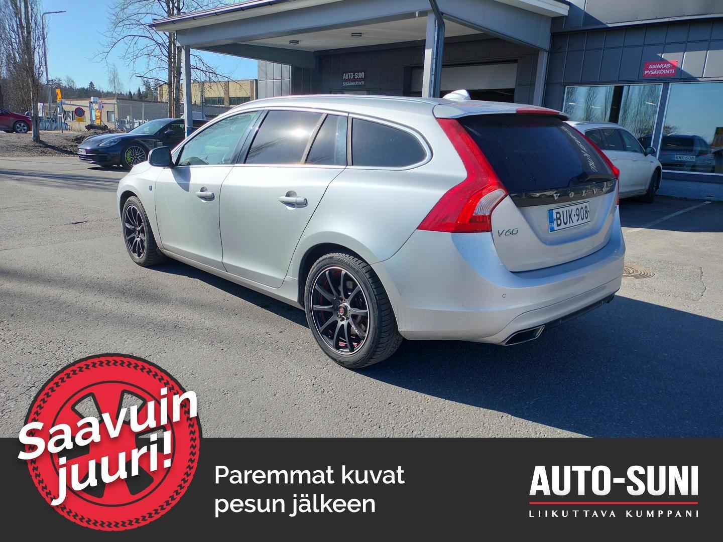 VOLVO V60 2015