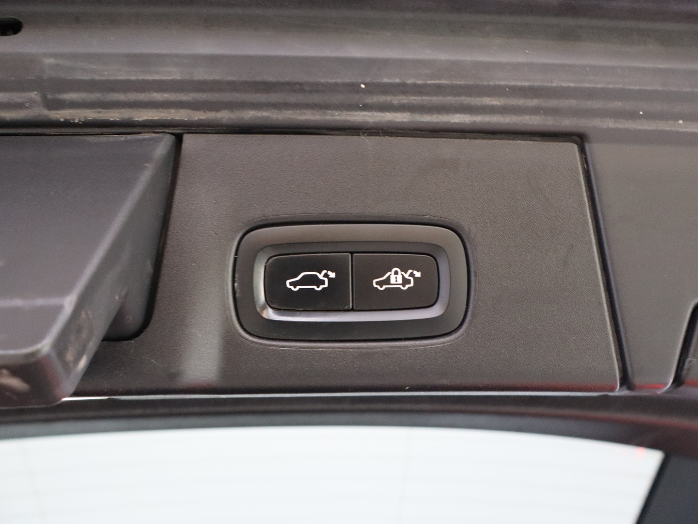 VOLVO V90 28