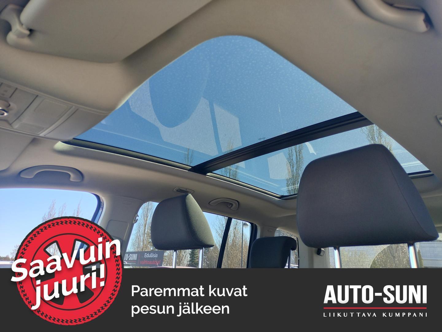 VOLKSWAGEN Touran 2012