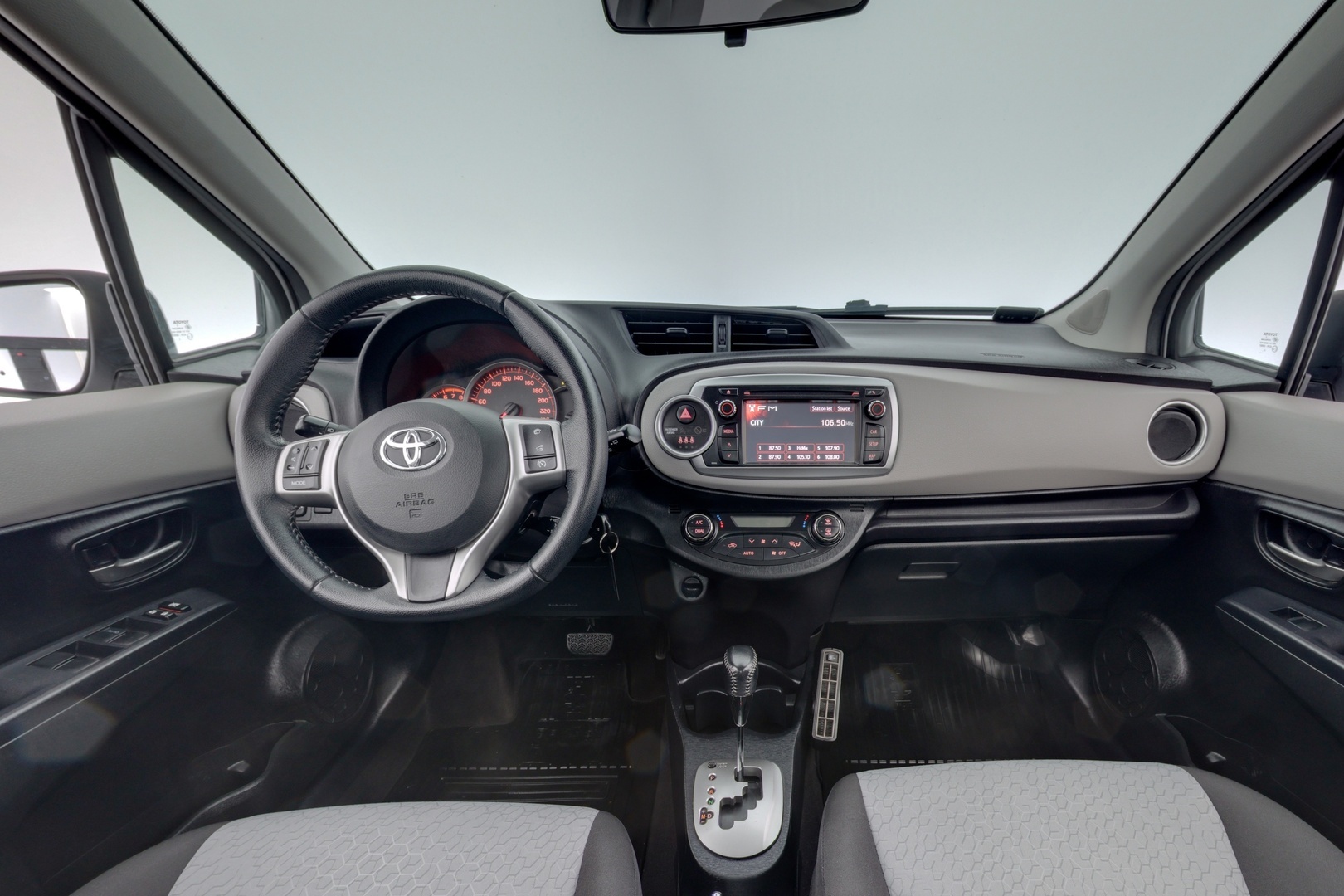 TOYOTA Yaris 2014