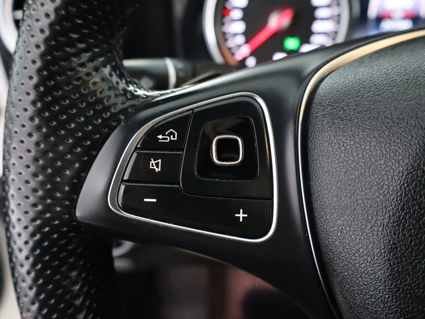 MERCEDES-BENZ E 2016