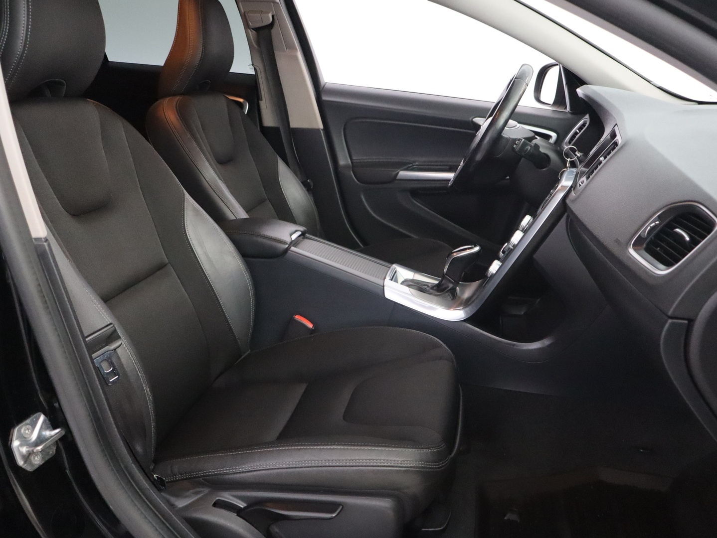 VOLVO V60 2015