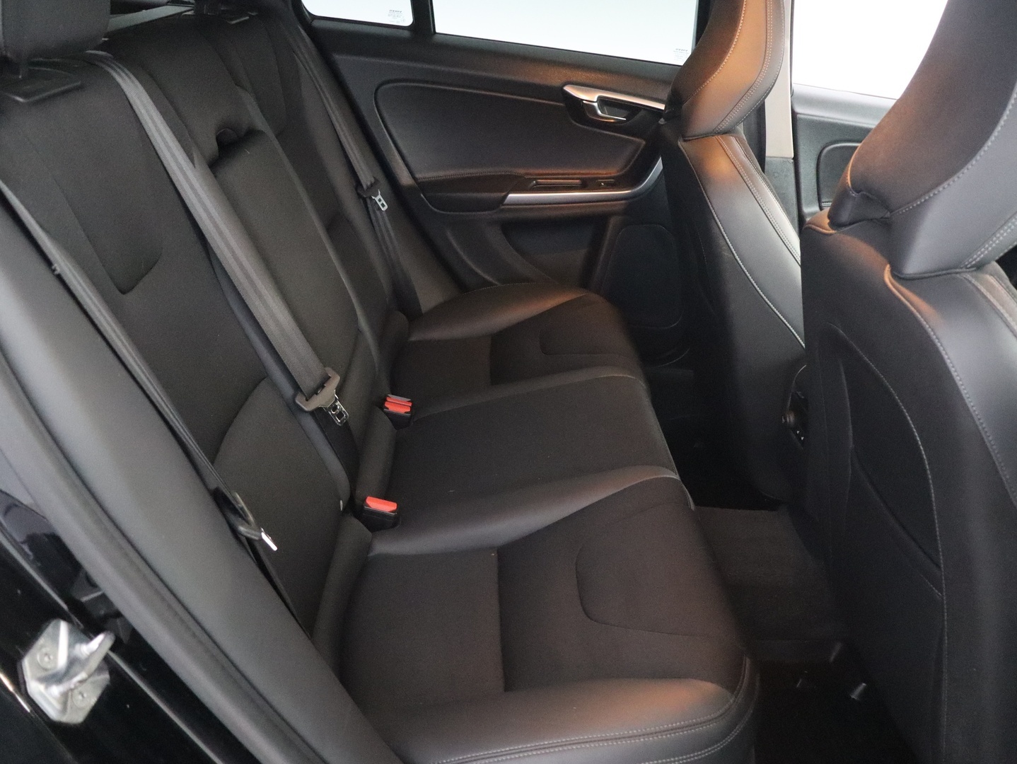VOLVO V60 2015