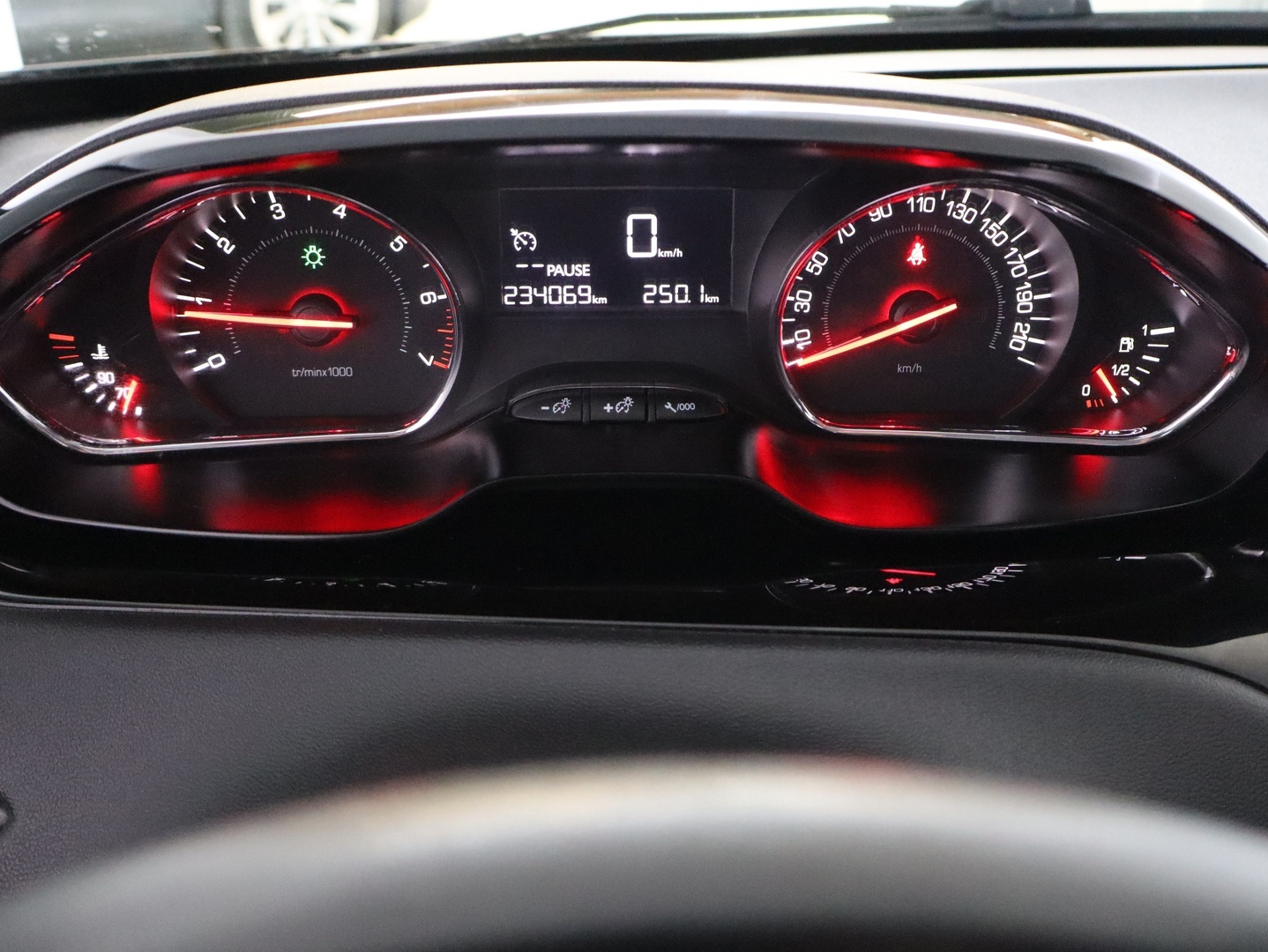 PEUGEOT 208 2012