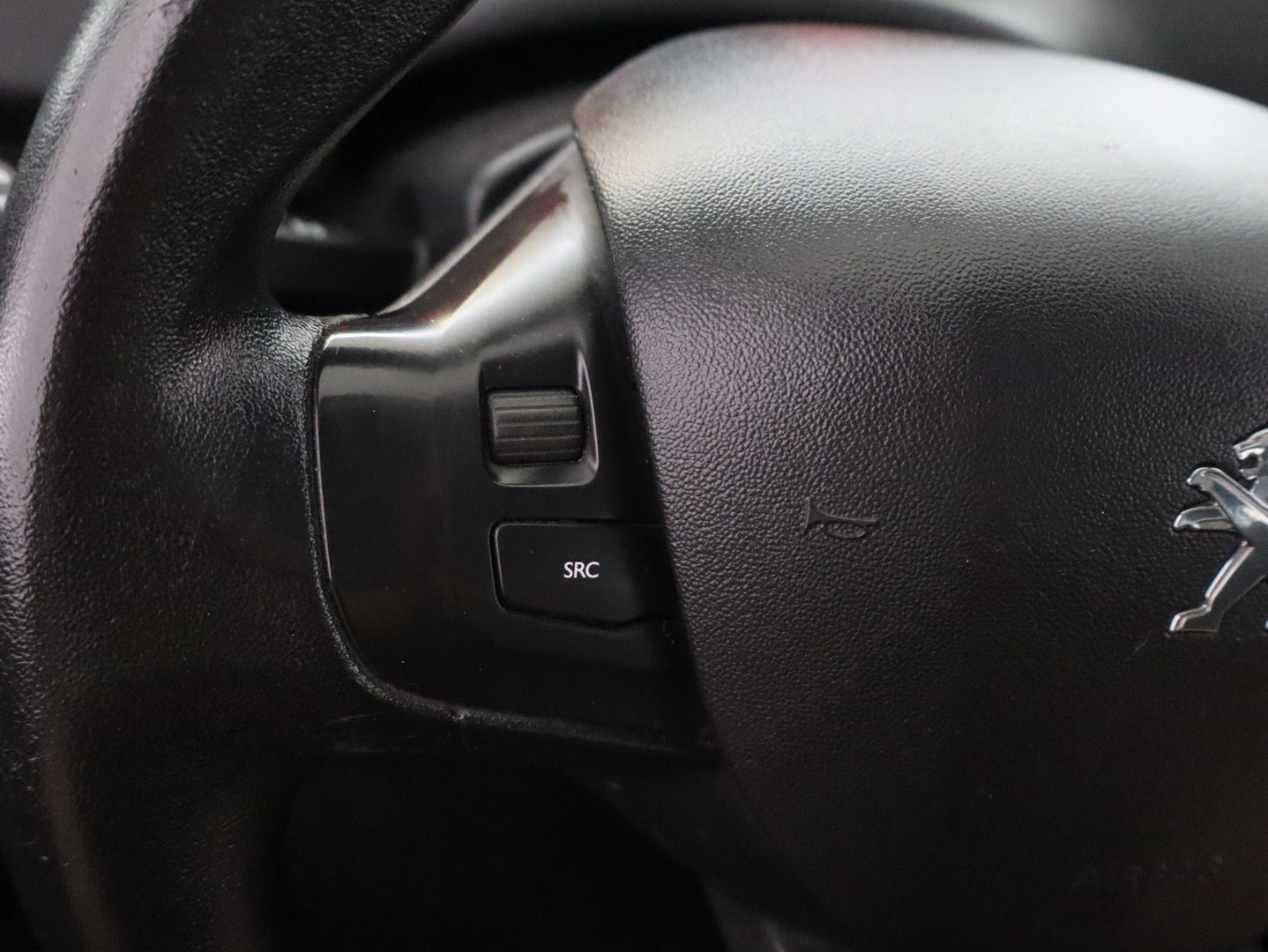PEUGEOT 208 2012