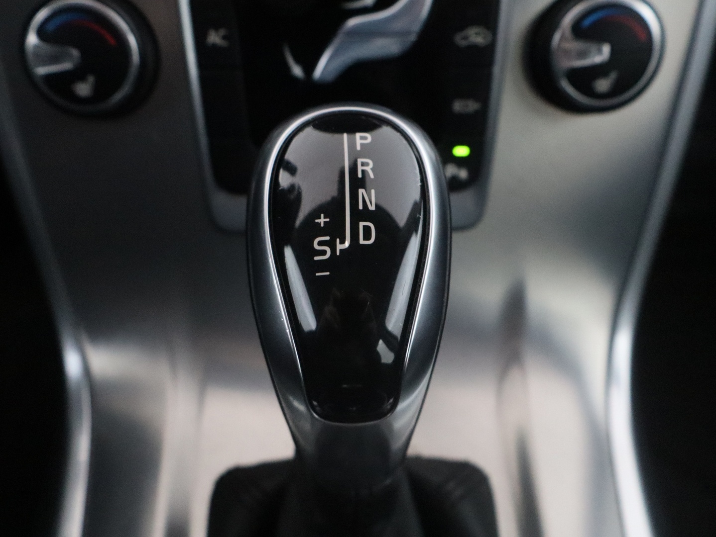 VOLVO V70 2014