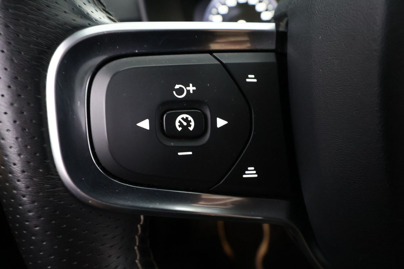 VOLVO XC40 17