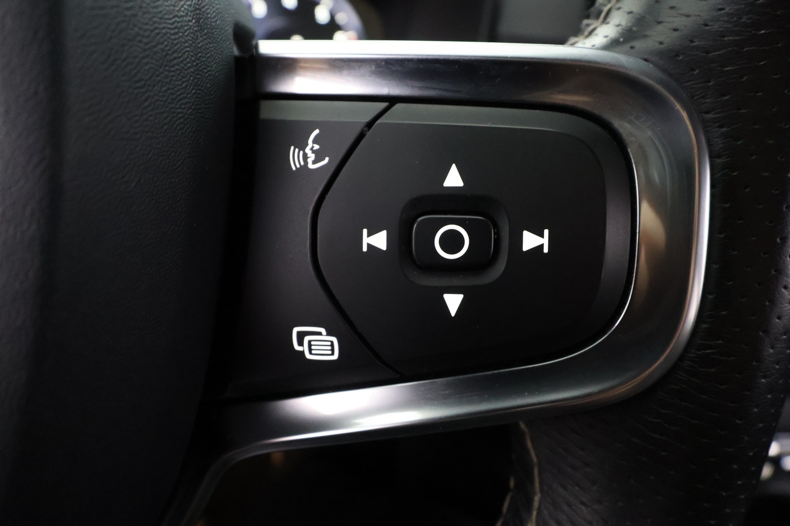 VOLVO XC40 18