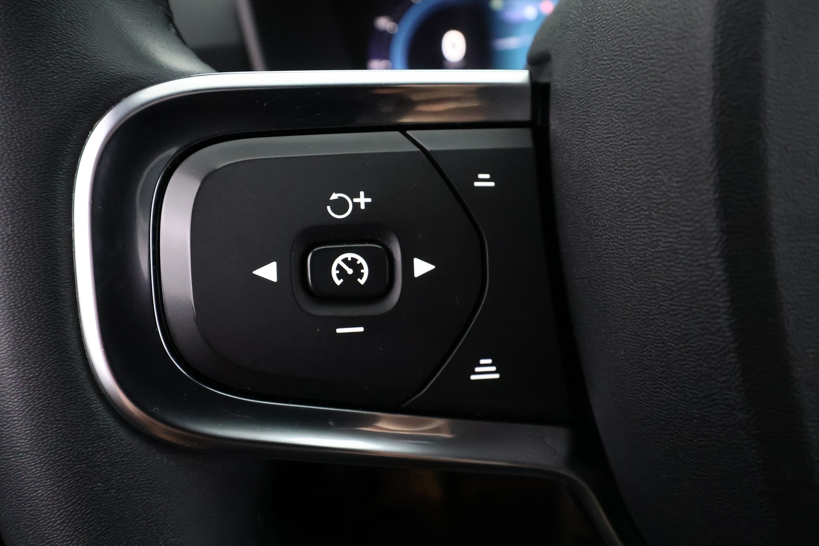 VOLVO XC40 2024