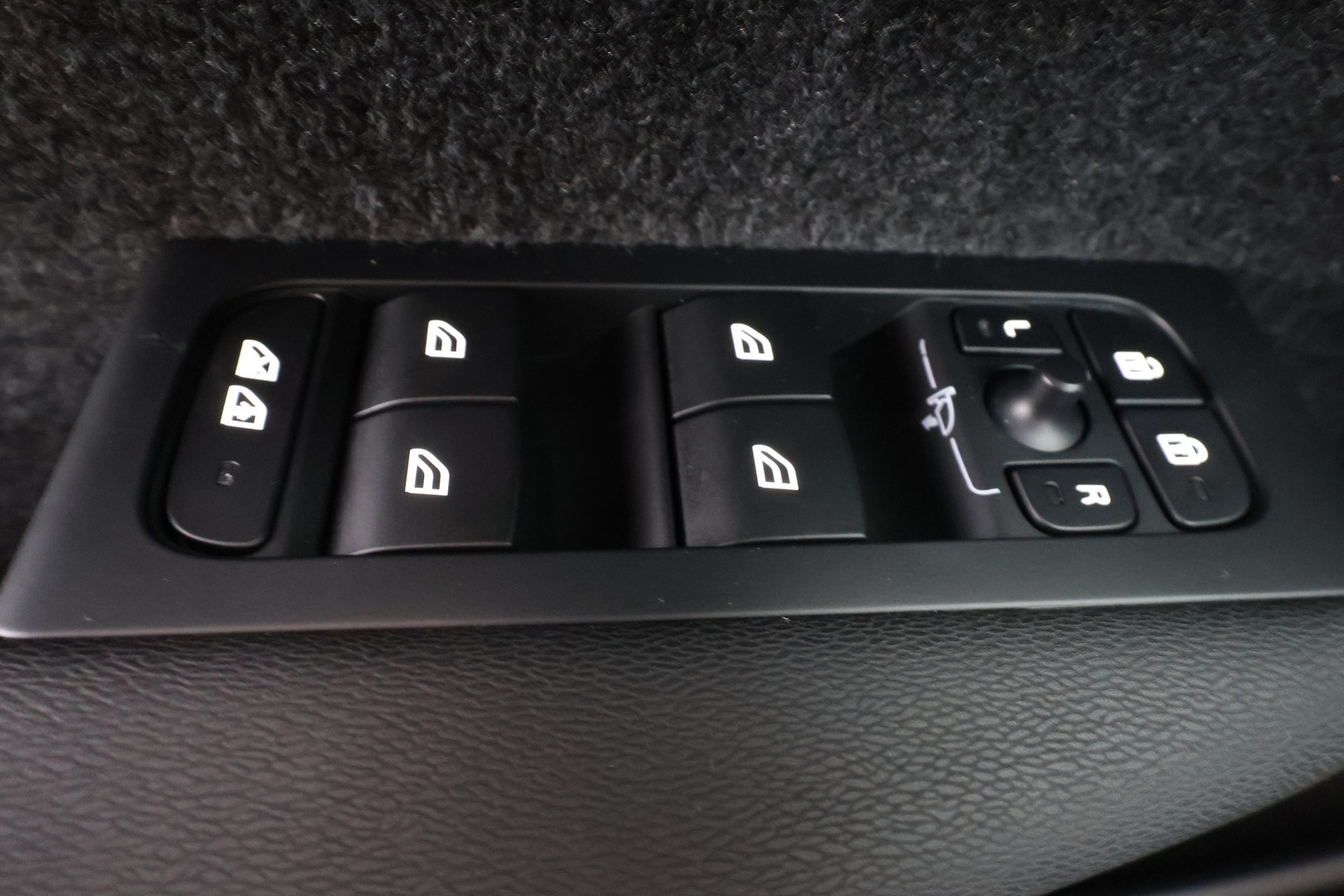 VOLVO XC40 2024