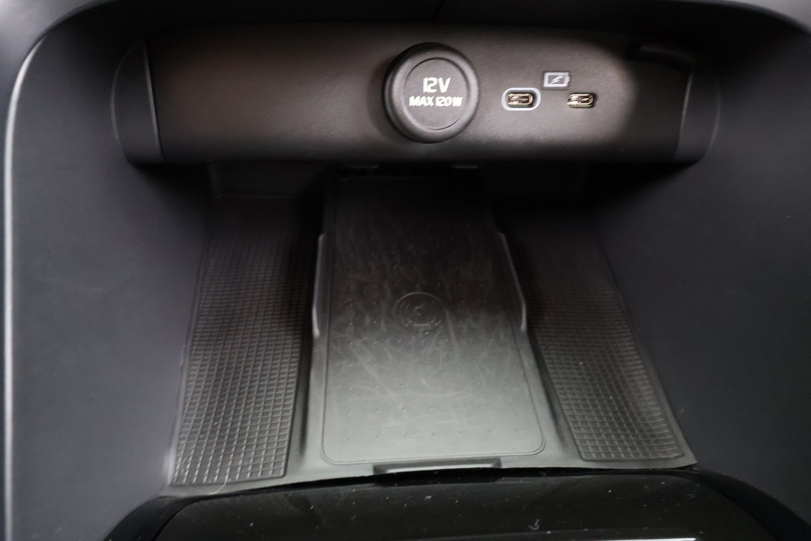 VOLVO XC40 2024
