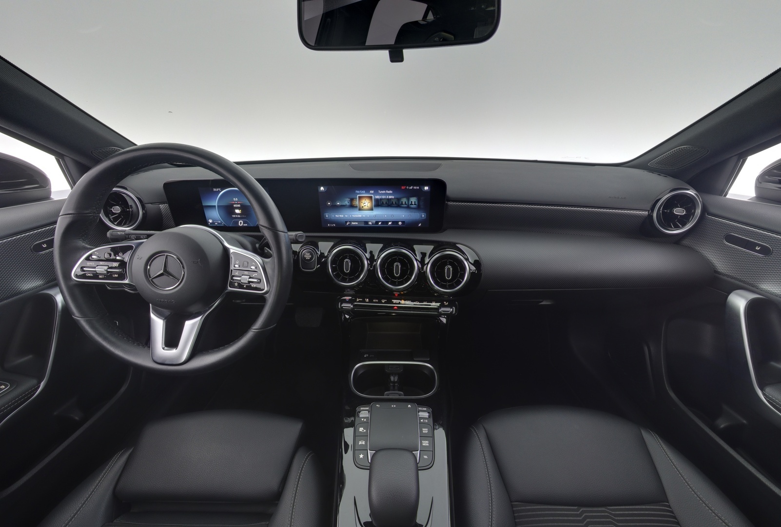 MERCEDES-BENZ A 2023