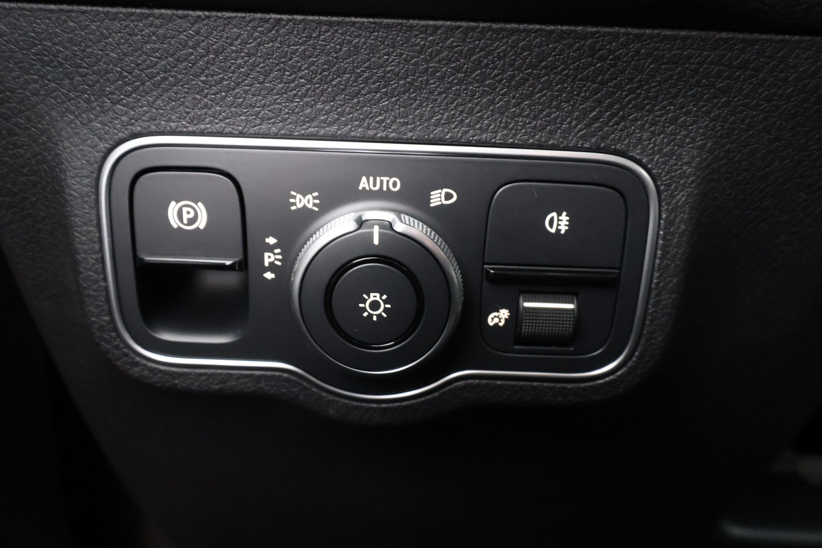 MERCEDES-BENZ EQB 2025