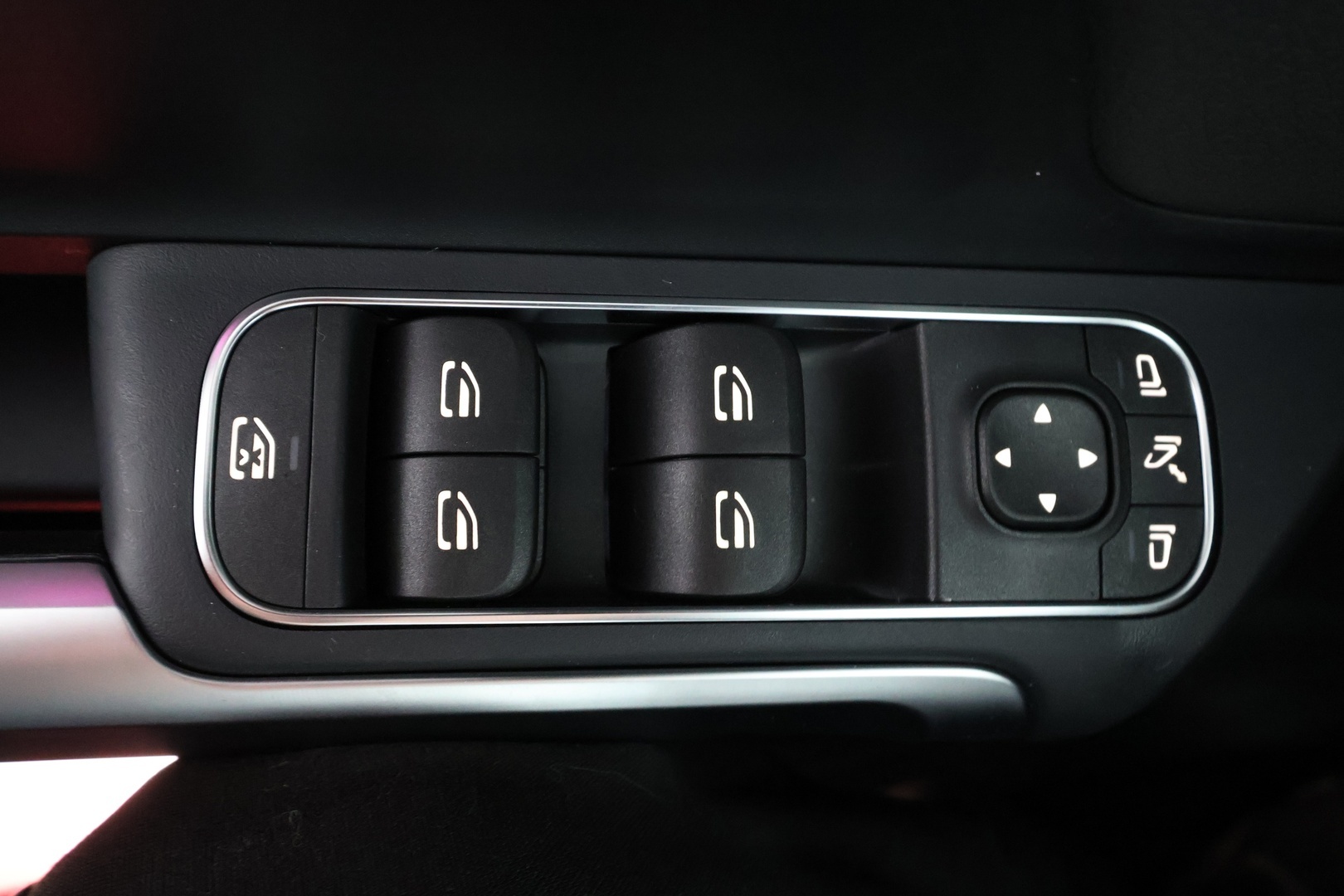 MERCEDES-BENZ EQB 2025