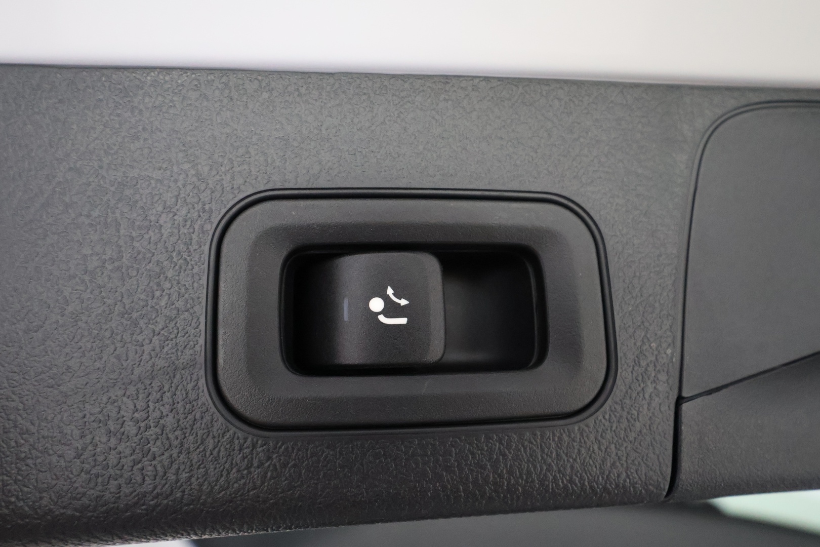 MERCEDES-BENZ EQB 2025