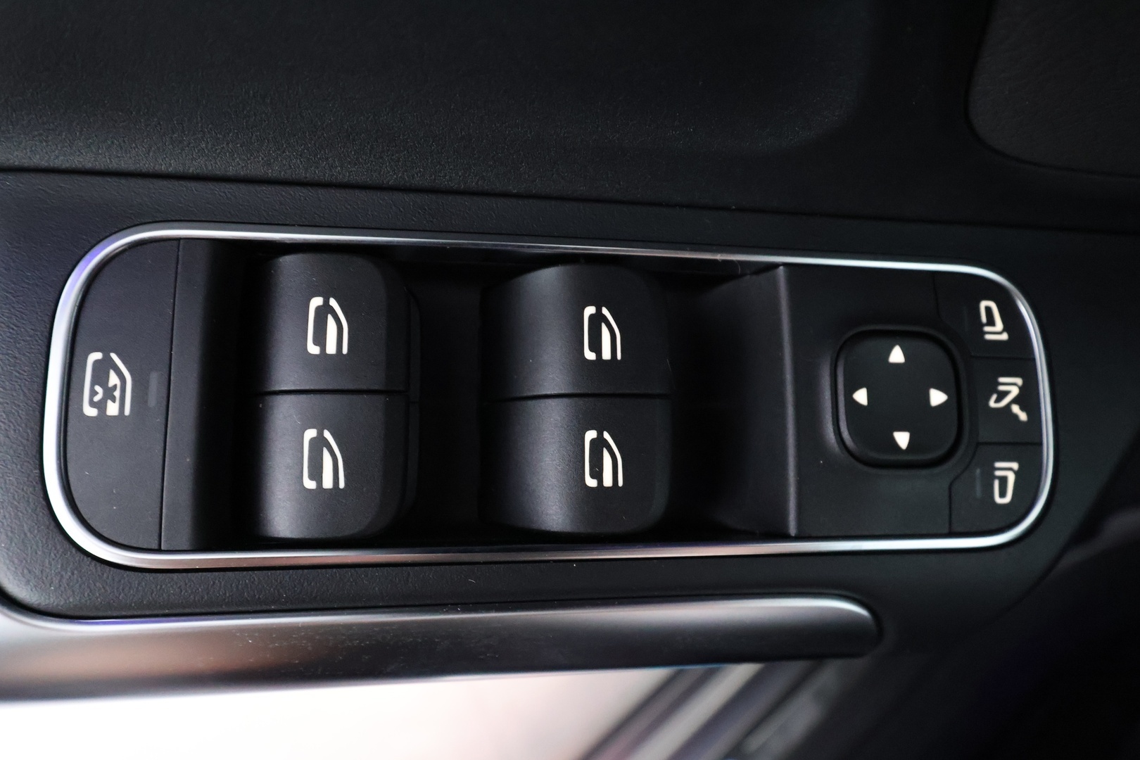 MERCEDES-BENZ EQA 2026