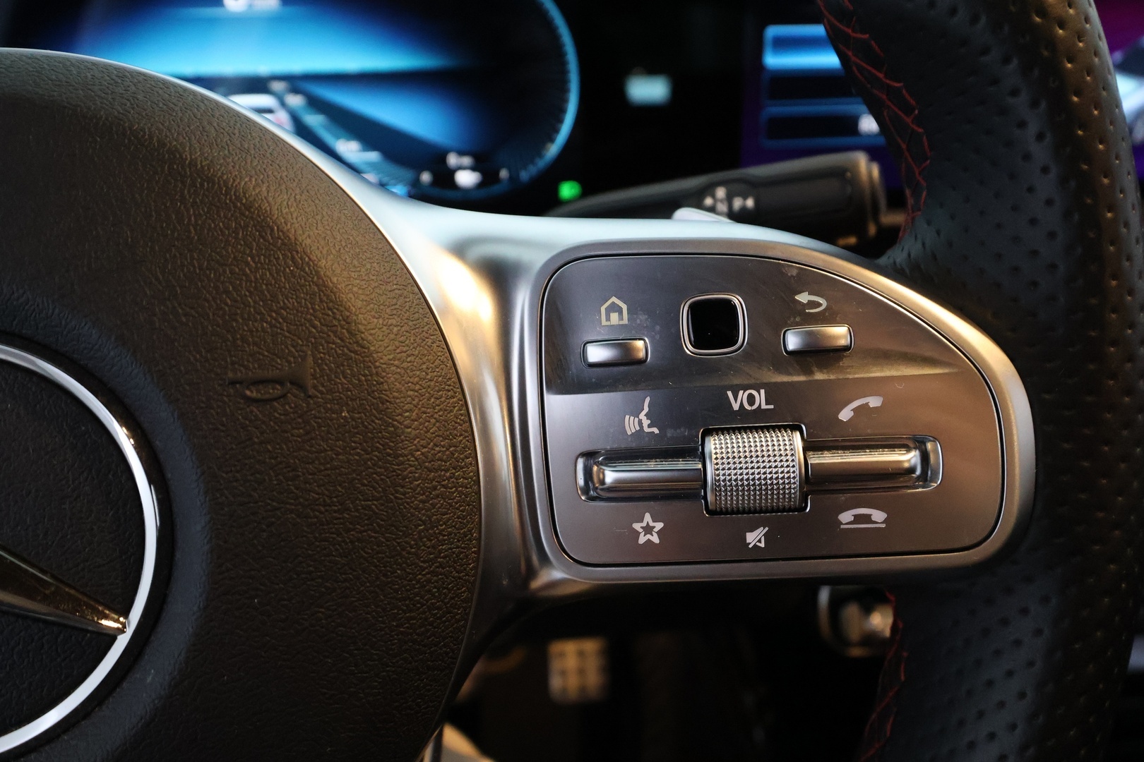 MERCEDES-BENZ A 2021